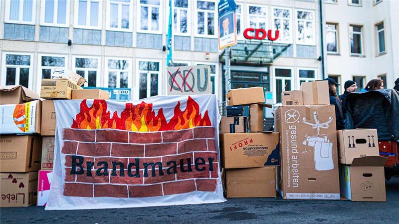 Zu einer weiteren Protestaktion kam es am späten Nachmittag vor der CDU-Landesgeschäftsstelle.