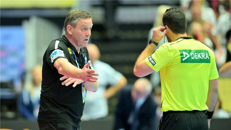 Zu früh gedrückt: Alfred Gislason leistet sich in der Schlussphase gegen Serbien einen unglücklichen Fauxpas. 