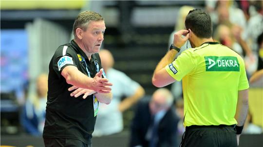 Zu früh gedrückt: Alfred Gislason leistet sich in der Schlussphase gegen Serbien einen unglücklichen Fauxpas. 