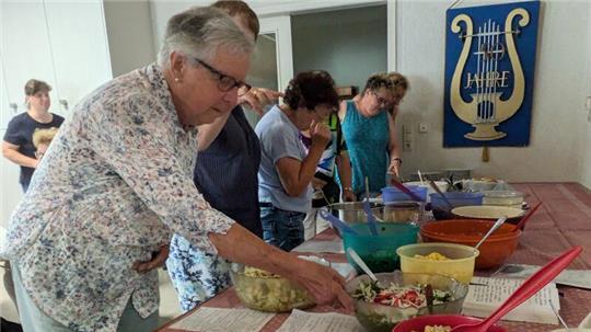 Zu jedem Salat liegt bei der Veranstaltung das passende Rezept zum Nachmachen bereit.