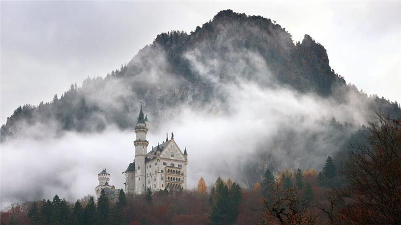 Was der „Lonely Planet“ für 2025 empfiehlt Zu jeder Jahreszeit ein Hingucker: Schloss Neuschwanstein - hier in herbstlicher Landschaft. (Archivbild)