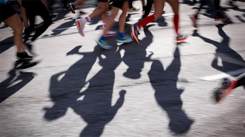 Zu schnell los und dann früher schlapp? Das kommt der Studie zufolge bei männlichen Marathon-Läufern deutlich häufiger vor. 