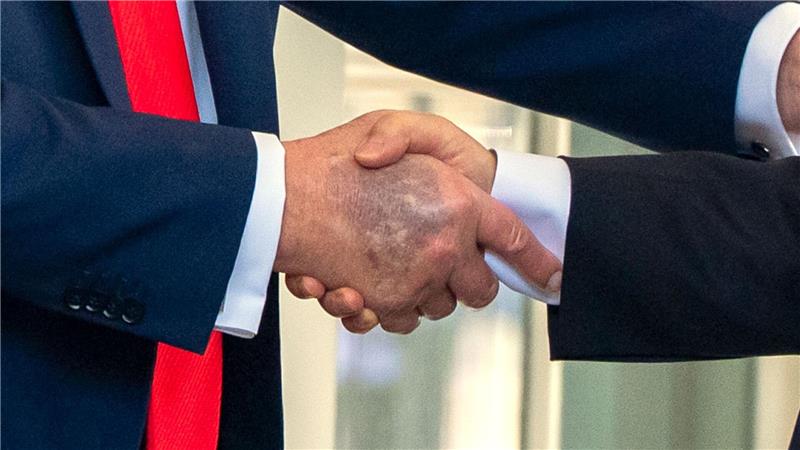 Zu sehen beim Händedruck mit dem südkoreanischen Präsidenten Lee: ein Bluterguss auf Trumps rechter Hand. 