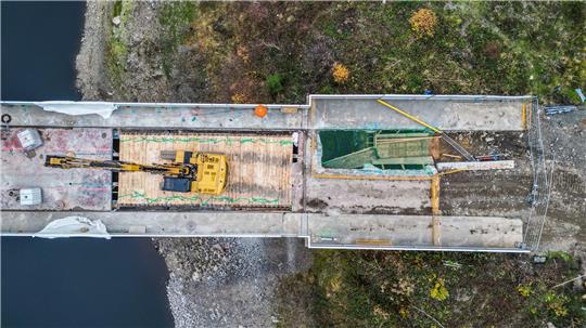 Zu sehen ist die Bramkebrücke von oben, während ein Bagger mit dem Abriss beschäftigt ist.