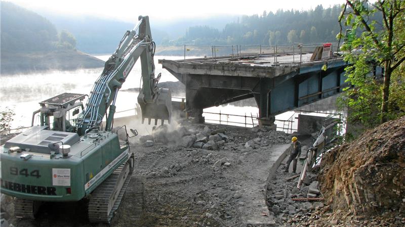 Zu sehen ist nicht etwa der Abriss der Bramkebrücke, sondern ein Rückblick ins Jahr 2012: Nur wenige Meter weiter knabbert ein Bagger an der Weißwasserbrücke.