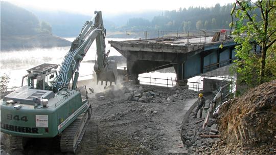 Zu sehen ist nicht etwa der Abriss der Bramkebrücke, sondern ein Rückblick ins Jahr 2012: Nur wenige Meter weiter knabbert ein Bagger an der Weißwasserbrücke.