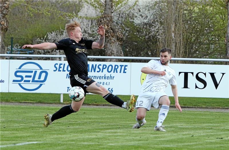 TSV Lochtum und FC Othfresen weiter im Sinkflug Zu selten kommt der TSV Lochtum, hier Felix Bormann (li.), in der ersten Spielhälfte gegen den SC Gitter in die Zweikämpfe und unterliegt am Ende mit 0:5. Foto: Neuendorf