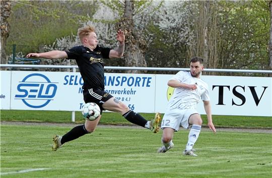 Zu selten kommt der TSV Lochtum, hier Felix Bormann (li.), in der ersten Spielhälfte gegen den SC Gitter in die Zweikämpfe und unterliegt am Ende mit 0:5. Foto: Neuendorf