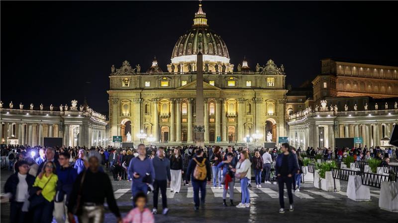 Zu später Stunde am Ostermontagabend sind noch viele Menschen auf dem Petersplatz vor dem Petersdom unterwegs. Die Welt trauert um Papst Franziskus.