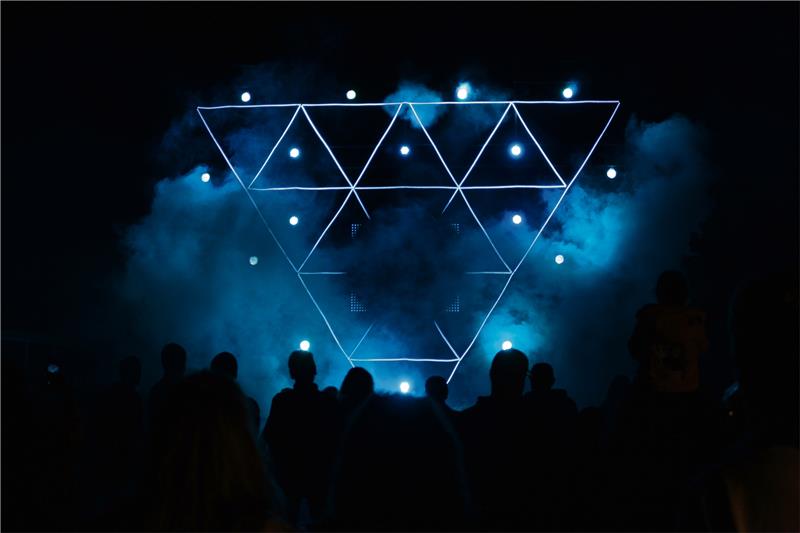 Beim Festumzug ist ganz Westerode auf den Beinen Zu später Stunde beginnt vorm Festzelt die Lichtshow. Foto: Creative Illumination