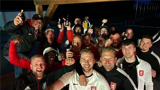 Zu später Stunde macht der SV Schladen am Donnerstagabend dann noch das Meisterschaftsfoto.