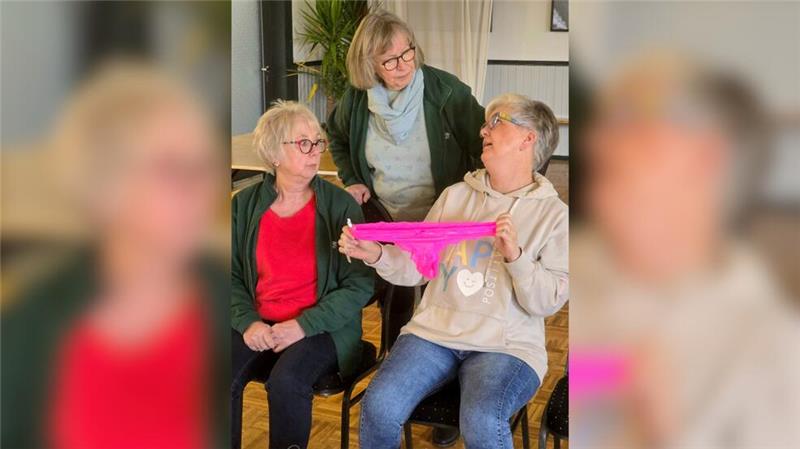 Oberharzer Theatergruppe Mixpickels probt für ihr neues Stück „Zu teuer für zu wenig Stoff“ finden (v.l.) Christa Niebuhr, Petra Mackensen und Annett Heidenreich ihren Einkauf.