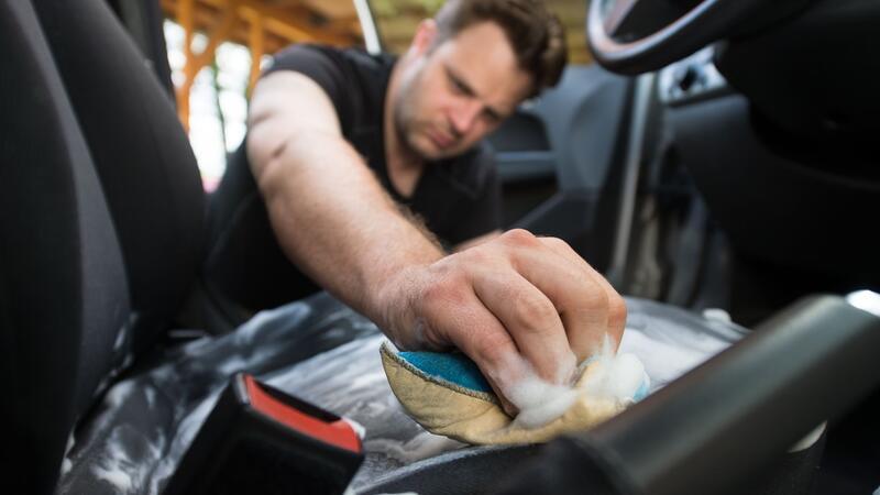 Autoreinigung: 7 Tipps für einen top gepflegten Innenraum Zu viel Reinigung kann der Imprägnierung schaden.