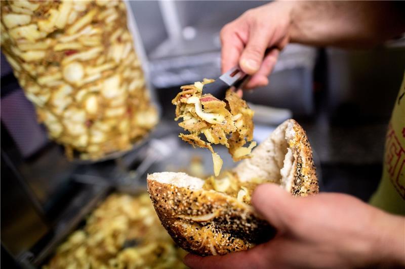 Urteil: Döner-Imbiss ist kein Spezialitätenrestaurant Zubereitung in einem Döner-Imbiss.