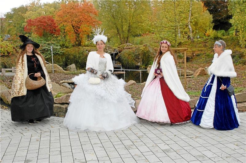 Zuckerhexe (Laura Alijaj), Schneekönigin (Ilona Ecke), Dornröschen (Lilly Ruppelt) und Königin (Margrit Jopp, von links) sind begehrte Fotomotive.  Foto: Breutel