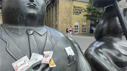 Zuckertütchensammler aus Goslar gesucht: Die internationale Tauschbörse im Hotel Achtermann öffnet am Samstag ihre Pforten. Auch das Botero-Pärchen am Rosentor ist bereits vom Sammelfieber angesteckt.