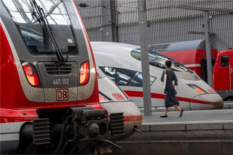 Schlichtung beginnt: Fährt die Bahn nun wieder verlässlich? Züge der Deutschen Bahn im Münchner Hauptbahnhof. Der Fahrgastverband Pro Bahn hofft, dass die am Montag beginnende Schlichtung im Tarifkonflikt bei der Deutschen Bahn zu einem Ergebnis kommt - und es dann keine weiteren Streiks geben wird.