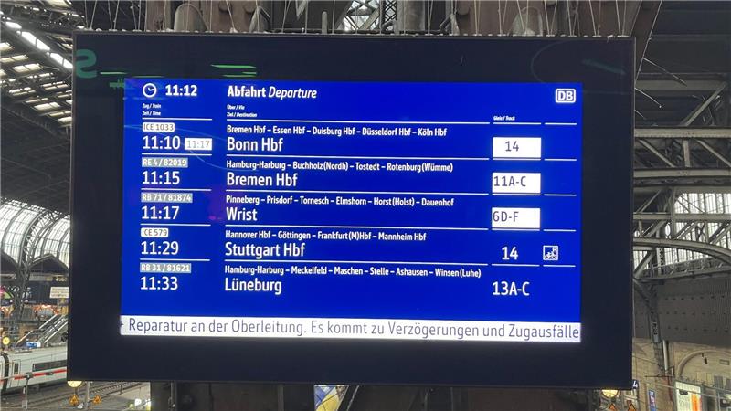 Zügen fuhren auf anderen Gleisen.