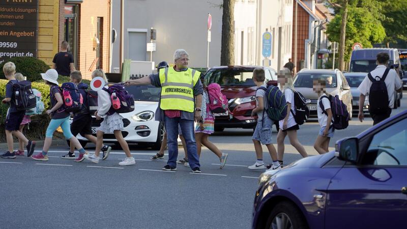 So werden Bad Harzburgs Kinder auf ihrem Schulweg beschützt Zügig und in Gruppen: Marianne Claus sichert die Kinder ab, die über die vielbefahrene Breite Straße gehen.