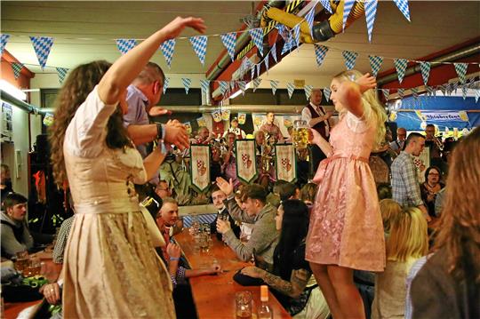 Zünftig geht es zu beim Oktoberfest in Altenau. Die Freiwillige Feuerwehr funktioniert zu dieser Gelegenheit ihre Fahrzeughalle kurzerhand zum blau-weißen Festzelt um. Foto: Jung