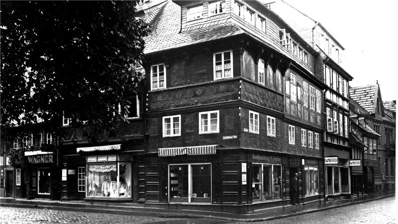 Erinnern an Nazi-Opfer: Josef Schacker erduldet unendliches Leid Zuerst Bahnhofstraße, später Adolf-Hitler-Straße, heute Rosentorstraße: Im Gebäude mit der Nummer 31, das der Familie Rosenkranz gehört, eröffnet Schuster Josef Schacker 1931 eine Filiale.