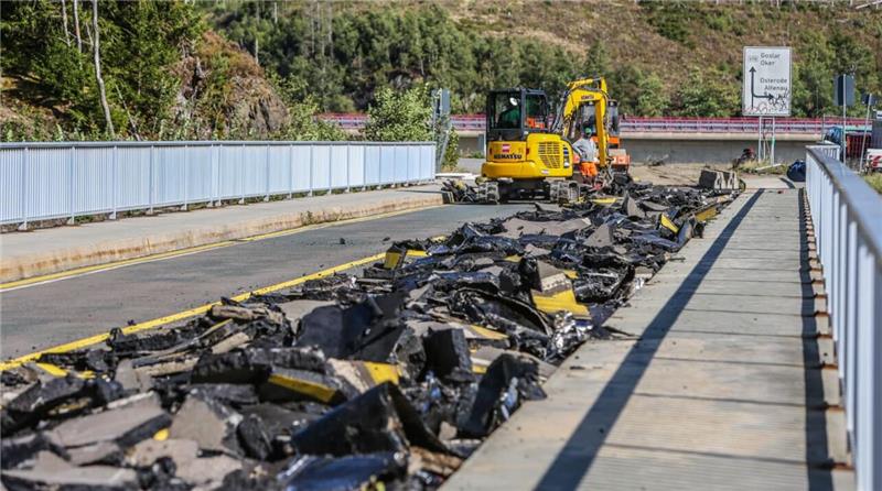 Oberharz: Der Abriss der Bramkebrücke ist in vollem Gang Zuerst muss der Straßenbelag weg, bevor es mit dem Rest der Brücke weitergeht.