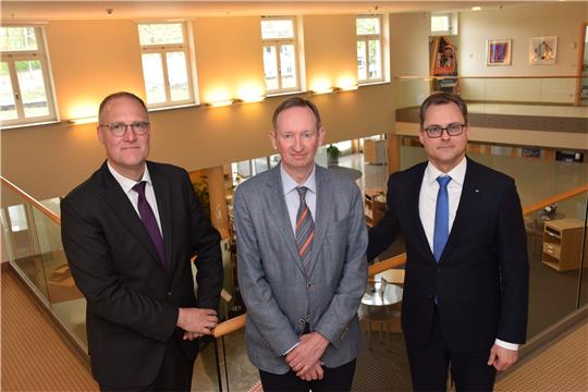 Zufriedene Bilanz der Volksbank Nordharz für 2023: Vorstand Markus Creydt, Aufsichtsratsvorsitzender Dirk Walter und Vorstand Peter Buikis (v.l.).  Foto: Kleine