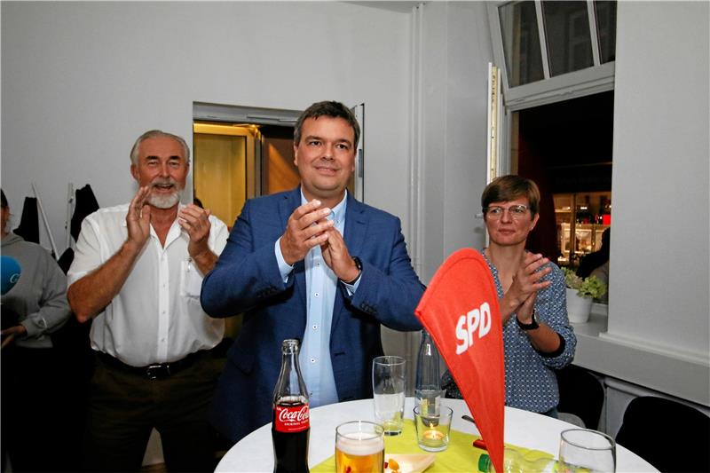 Alexander Saipa ist neuer Landrat in Goslar Zufriedene Gesichter: Wahlsieger Dr. Alexander Saipa (Mitte) wird Landrat. Mit ihm freuen sich SPD-Vizefraktionsvorsitzender Eckhard Wagner aus dem Kreistag, der Fraktionschef wird, und Annett Eine, die Goslarer SPD-Ortsvereinsvorsitzende. Foto: Epping