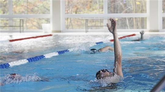 Zug um Zug kämpfen sich die Schwimmer durch die Bahnen.