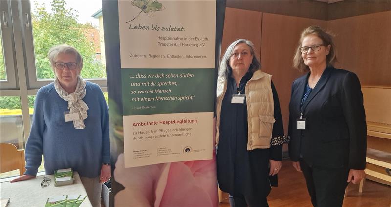 Info-Börse in Goslar: Palliativmedizin und Trauerbegleitung Zuhören, Vorlesen, Rätseln (v.l.): Agnes Wolf, Sabine Schulz und Manuela Stoye repräsentieren die ambulante Hospizinitiative.
