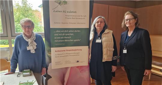 Zuhören, Vorlesen, Rätseln (v.l.): Agnes Wolf, Sabine Schulz und Manuela Stoye repräsentieren die ambulante Hospizinitiative.