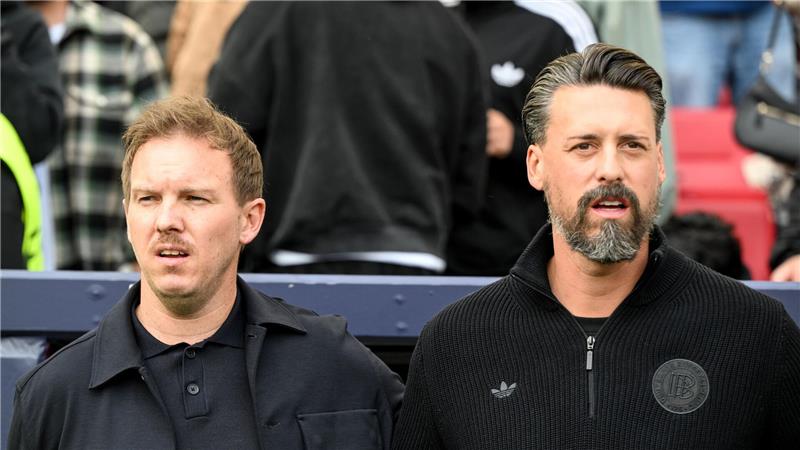 Musiala-News da: Bayern meldet erfolgreiche Operation Zuletzt Nagelsmann-Assistent, jetzt FCA-Trainer: Sandro Wagner (r).