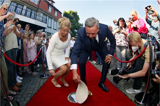 Zuletzt hat sich Roland Kaiser im Sommer den Paul-Lincke-Ring bei Goslars Oberbürgermeisterin Urte Schwerdtner abgeholt und sich in Hahnenklee auf dem Paul-Lincke-Platz verewigt. Foto: Epping