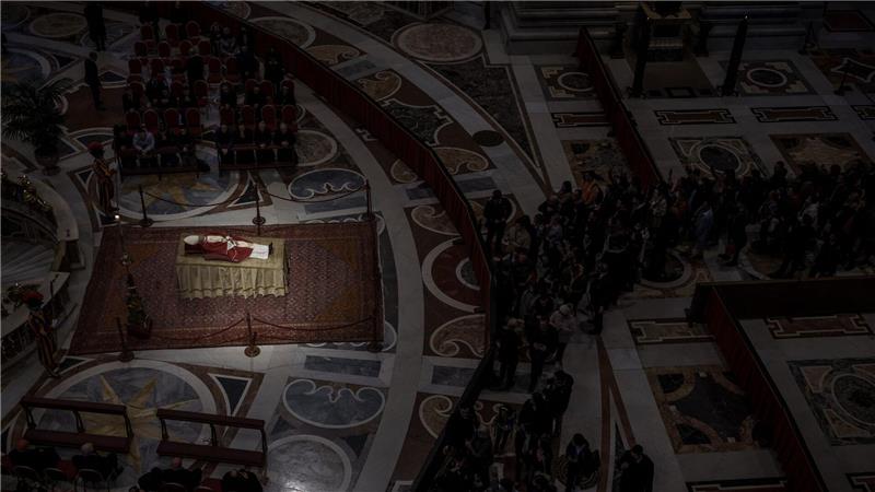 Was passiert nach dem Tod des Papstes? Zuletzt war der emeritierte Papst Benedikt XVI. im Januar 2023 im Petersdom öffentlich aufgebahrt. (Archivbild)