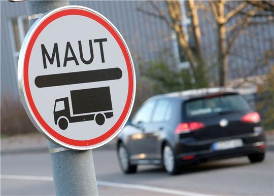 Zum 1. Januar 2024 ist eine Reform der Lkw-Maut geplant; die Mautsätze sollen schon Anfang 2023 steigen.