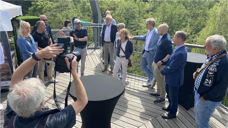 Baumwipfelpfad in Harzburg feiert mit vielen Gästen Geburtstag Zum 10. Geburtstag des Baumwipfelpfades treffen sich Macher und Unterstützer des Projektes im Kalten Tal, darunter auch Staatssekretär Frank Doods (4.v.r.).