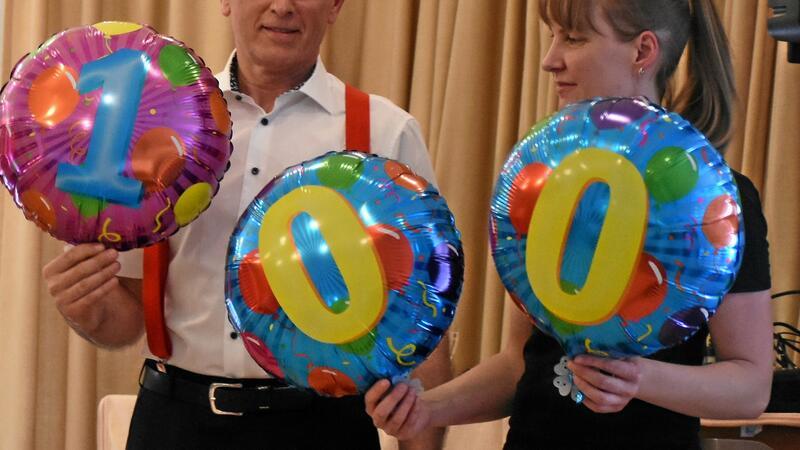 100 Konzerte mit dem Chörchen Zum 100. Auftritt des Chörchens erhält Gründer Lutz Hellmann im Abendfrieden Luftballons mit der Jubiläumszahl.