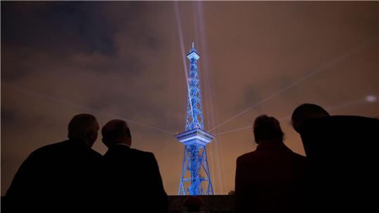 Zum 100-jährigen Jubiläum macht der Funkturm in Berlin einfach mal blau.