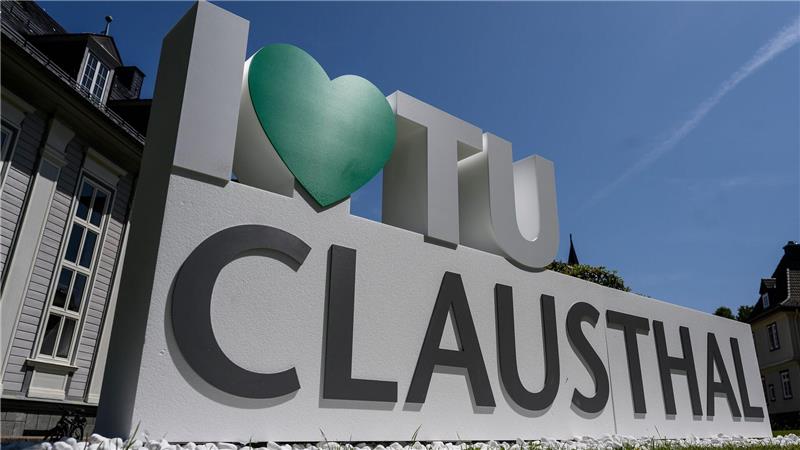 Clausthaler Studenten schicken Brandbrief an die Landesregierung Ein Schild mit der Aufschrift „I love TU Clausthal“ steht vor der Aula Academica der Technischen Universität Clausthal.