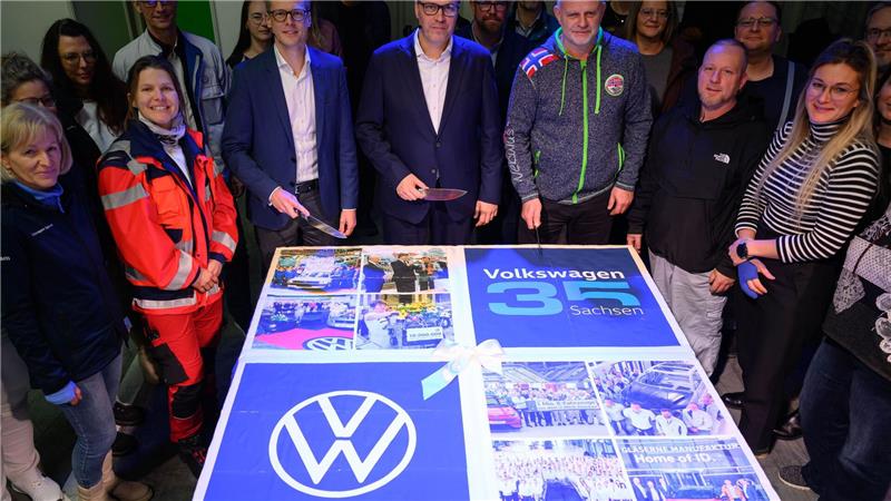Zum 35. Jubiläum von Volkswagen Sachsen gibt es für die Mitarbeiter in Zwickau eine große Torte. 