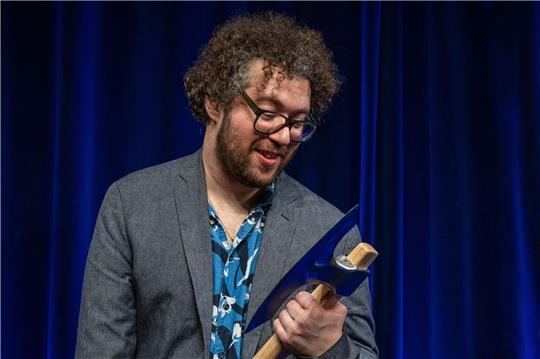 Zum 40. Mal ist in Passau der Kabarettpreis ScharfrichterBeil vergeben worden. Bekommen hat ihn in diesem Jahr: David Stockenreitner.