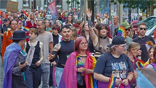 Zum 5. „Christopher Street Day“ schlängelt sich ein fröhlicher, bunter Demonstrationszug durch Goslars Innenstadt.