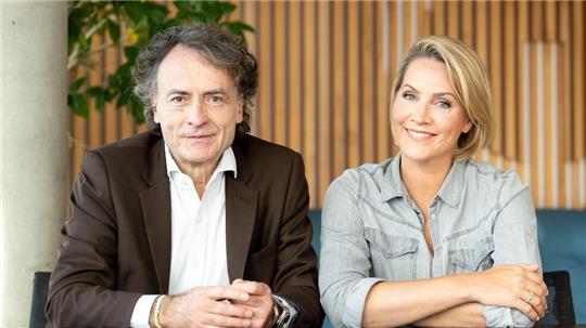 Zum 50. Geburtstag der Sendung „3nach9“ von Radio Bremen geben die Moderatoren Giovanni di Lorenzo und Judith Rakers Einblicke in ihre Arbeit. 