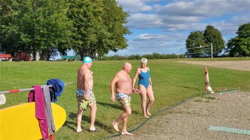 Nordharzer Freibäder: Saisonabschluss mit Frust und Zufriedenheit Zum Abbaden wagten sich in Schladen nur noch unerschrockene Schwimmer ins Wasser.
