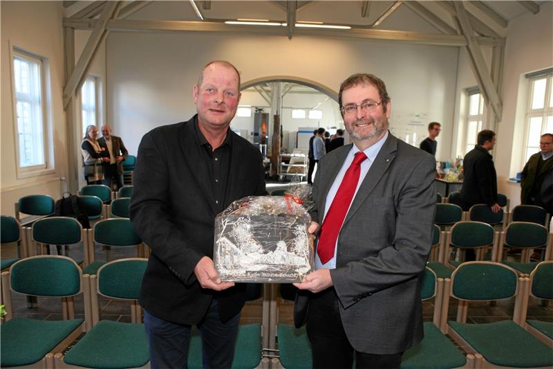 Zum Abschied gibt es den Schacht auf Schiefer. Marcus Hödl (li.) überreicht seinem Vorgänger als Betriebshofleiter, Justus Teicke, das Präsent der Belegschaft. Foto: Bruns