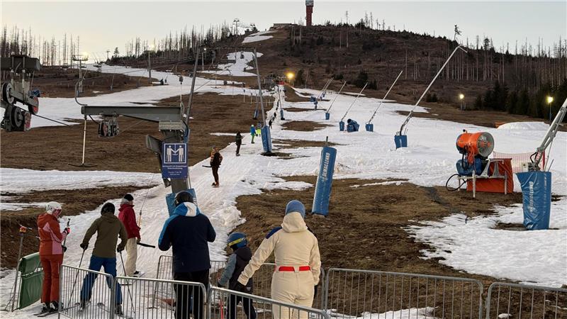 Zum Abschluss der Saison können die Wintersportler noch einmal unter Flutlicht am Wurmberg fahren.