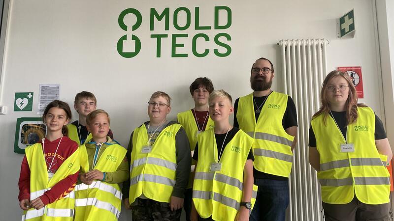 Mit dem Ferienpass zu Besuch beim Global Player in Bad Harzburg Zum Abschluss der Werksführung bei der Firma MoldTecs am Grubenweg stellen sich alle Ferienpass-Teilnehmer im Foyer noch einmal zum Gruppenbild auf, während der Führung dürfen keine Fotos gemacht werden.