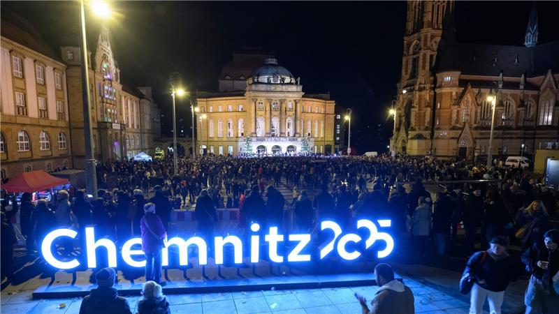 Zum Abschluss des Kulturhauptstadtjahres beteiligen sich Tausende Menschen auf dem Chemnitzer Theaterplatz am Weihnachtssingen. 