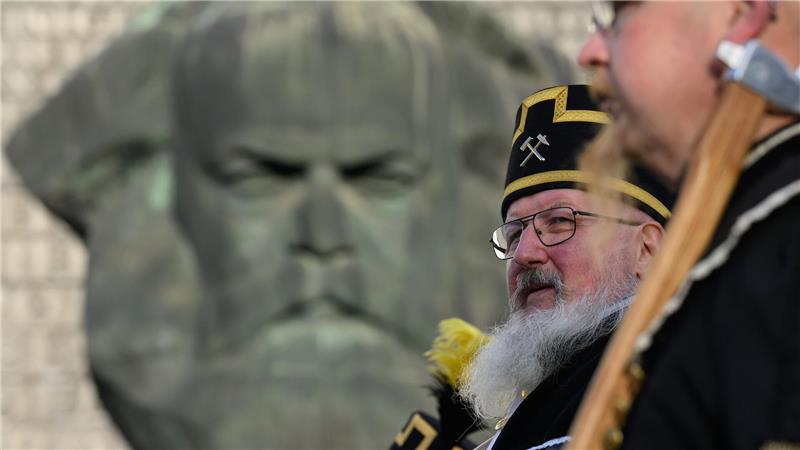Kulturhauptstadt a. D.: Rave und Bergparade zum Finale Zum Abschluss des Kulturhauptstadtjahres in Chemnitz ziehen Teilnehmer der Bergparade im traditionellen Habit am Karl-Marx-Monument vorbei.