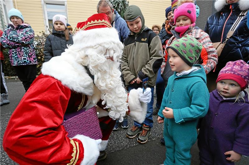 Budenzauber im Hof der TU Clausthal ist gut besucht Zum Abschluss des Weihnachtsmarktes kommt gestern Mittag sogar der Weihnachtsmann vorbei und freut sich wie viele Marktbesucher über den gebastelten Baumschmuck der Uni-Luchse (kl. Bild). Die von der Forst gespendeten Bäume werden über Lazarus an Familien mit geringem Einkommen weitergegeben. Fotos: Neuendorf (2)/Nachtweyh (4)